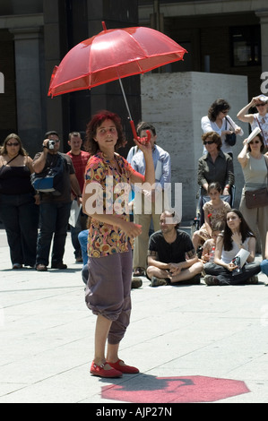 Akteure in einem zeitgenössischen Streetdance-Festival. Spektakel mit roten Regenschirm.  Plaza del Pilar, Zaragoza, Aragón, Spanien. Stockfoto