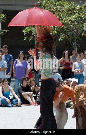 Akteure in einem zeitgenössischen Streetdance-Festival. Spektakel mit roten Regenschirm.  Plaza del Pilar, Zaragoza, Aragón, Spanien. Stockfoto