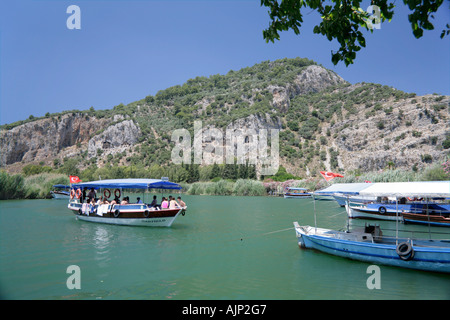 Stock Foto von Touristenbooten an den lykischen Gräbern von Kaunos am Fluss Dalyan Stockfoto