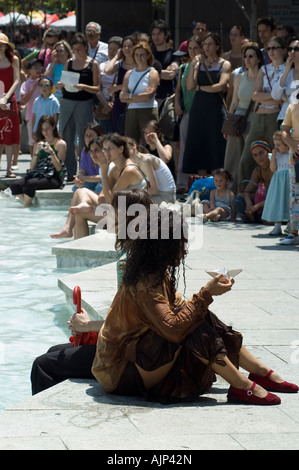 Akteure in einem zeitgenössischen Streetdance-Festival. Spektakel mit roten Regenschirm.  Plaza del Pilar, Zaragoza, Aragón, Spanien. Stockfoto