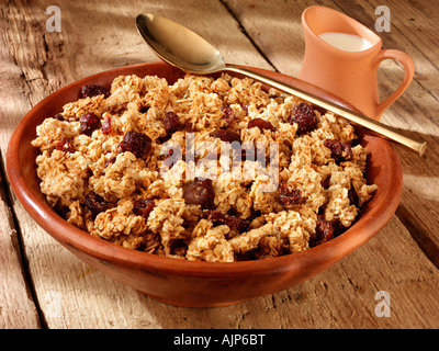 SCHÜSSEL MIT KNUSPRIGEN MÜSLI Stockfoto