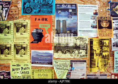 Sammlung von College Poster und Flyer an einer Wand in Bozeman, Montana Stockfoto