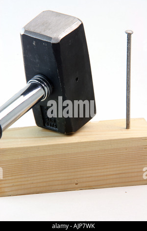 Contruction Konzepte mit Holz hammer und Nagel stecken Detail in weißem Hintergrund Stockfoto