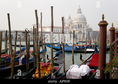 Italien Venetien Venedig Gondeln festgemacht von Molo San Marco mit der Barock-Kirche der Santa Maria Della Salute über den Canale Grande Stockfoto