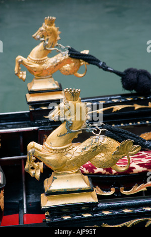 Italien Venetien Venedig vergoldet Hippocampus Seepferdchen Ornamente auf den Seiten der Gondel festgemacht in einem Kanal. Stockfoto