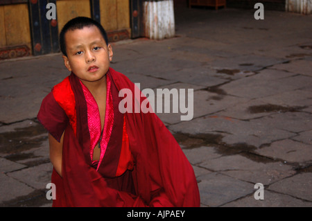 Ein Student Mönch im Kloster Paro Dzong in Bhutan Stockfoto