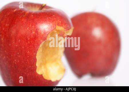 Eine Studioaufnahme von zwei Äpfel mit einem bereits von gebissen Stockfoto