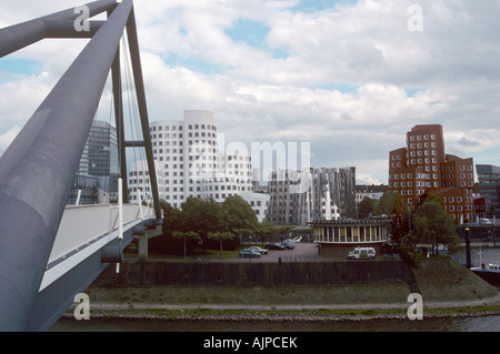 Neue Zollhof.  Düsseldorf, Deutschland. Drei Gebäude, entworfen vom Architekten Gehry von Kalifornien. Stockfoto