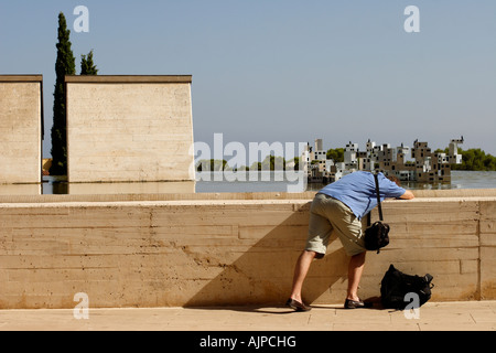 Ein Tourist nimmt ein Bild auf dem Dach der Fundacio Pilar ich Joan Miro ein Mallirca in Palma De Mallorca Spanien am 18. Juli 2007 Stockfoto