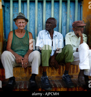 Alte Männer auf den Straßen von Trinidad, Kuba Stockfoto