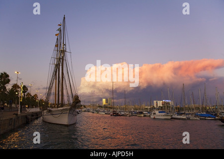 Barcelona Port Vell Sonnenuntergang Santa Eulalia-Segelboot Stockfoto