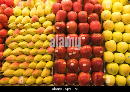 Spanien Barcelona Markthalle La Boqueria Früchte, Tomaten und Birnen und Äpfel Stockfoto