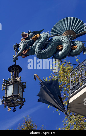 Barcelona Ramblas Art Deco Drachen mit Laterne Schirm Shop an einem Haus Fassade hängen Stockfoto