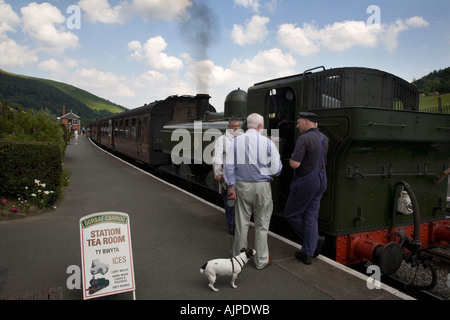 Im Gespräch mit den Ingenieuren von Carrog Railway Station Llangollen Denbighshire Nordwales Stockfoto