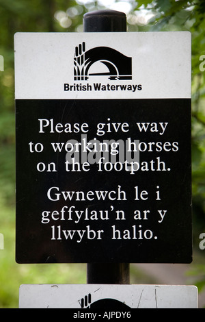 Bitte Vorfahrt zu arbeiten Pferde Zeichen am Llangollen Kanal in der Nähe von Llangollen Wharf Nord-Wales Stockfoto