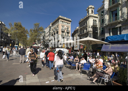 Spanien Barcelona Las Ramblas Touristen Straßencafé Stockfoto