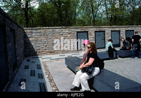 Buchenwald. Weimar, Deutschland. Mauer der Erinnerung am Standort des ehemaligen Gefangenenlagers Stockfoto