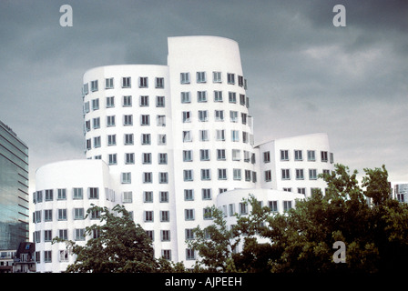 Neue Zollhof. Eines der drei Gebäude von California Architekten Frank Gehry entworfen. Düsseldorf Stockfoto