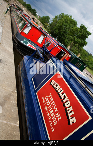 Bunte Narrowboats vertäut am Trevor Becken Llangollen Kanal bei Trevor Nord-Wales Stockfoto