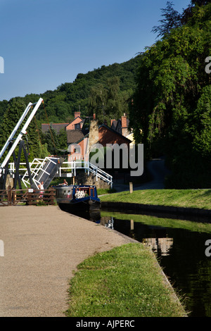 Narrowboat Weitergabe einer Hubbrücke Llangollen Kanal bei Froncysyllte Nord-Wales Stockfoto