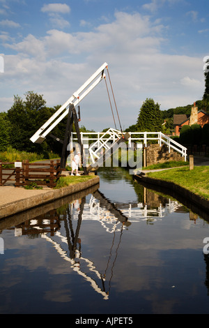 Frau, die Eröffnung einer Hubbrücke auf dem Llangollen Kanal bei Froncysyllte Nord-Wales Stockfoto