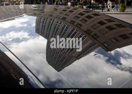 Das Empire State Building spiegelt sich auf der Oberseite ein Auto, NYC Stockfoto