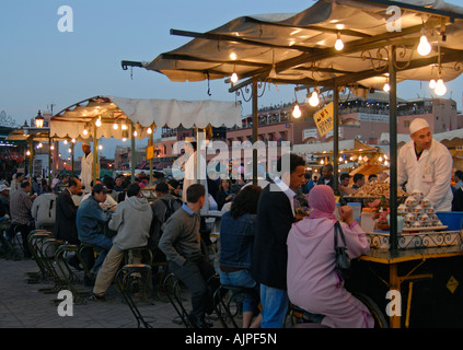 Essensstände in Djemma el Fna Platz (Platz Jemmaa el Fna) in Marrakesch (Marrakech), Marokko Stockfoto