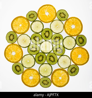 Verschiedene FRUCHTSCHEIBEN in Muster auf weißem Hintergrund angeordnet Stockfoto