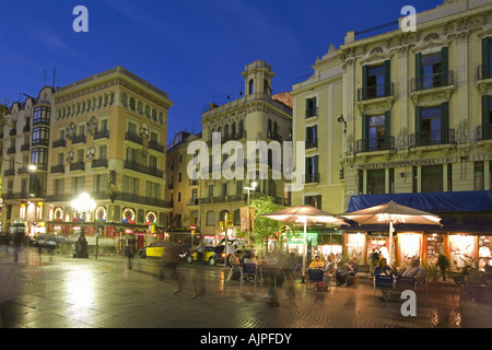 Spanien Barcelona Las Ramblas Abenddämmerung Touristen Straßencafé in der Nacht Stockfoto