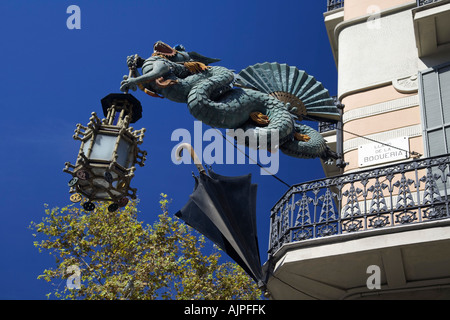 Barcelona Ramblas Art Deco Drachen mit Laterne Schirm Shop an einem Haus Fassade hängen Stockfoto
