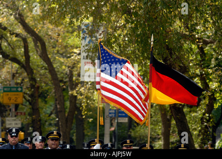 Polizisten marschieren in der 50. jährlichen Steuben Deutsch amerikanische Parade in New York City Stockfoto