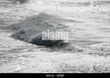 Große Welle bricht am Fistral Beach, Newquay, Cornwall, UK Stockfoto