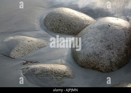 Befestigte Felsen im Sand am Porth Nanven in der Nähe von St Just, Cornwall Stockfoto