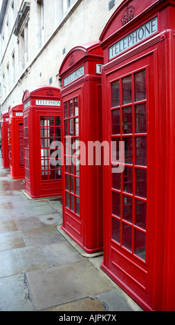 Reihe von roten britischen Telefonzellen, Broad Street, London, Vereinigtes Königreich Stockfoto