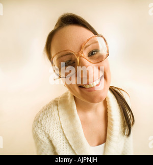 Junge Frau lächelt und tragen Brillen Stockfoto