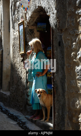 Frau Krämer und Hund St Guilhem le Desert-Herault-Languedoc-Frankreich Stockfoto