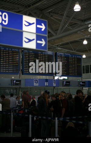 Passagiere beim Check-in Schreibtische von Eleftherios Venezelos internationalen Flughafen Athen liegt der Fokus auf der Anzeigentafel. Stockfoto
