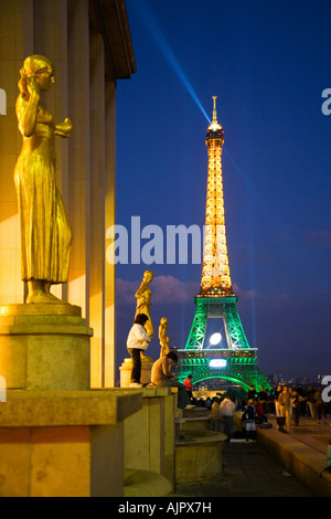 Eiffelturm mit Suchscheinwerfer von Palais Chaillot während der Rugby-Weltmeisterschaft 2007 Stockfoto