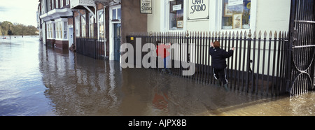 Kinder spielen in den Fluten an Bewdley Worecestershire nach der Fluss Severn seinen Ufern platzt Stockfoto