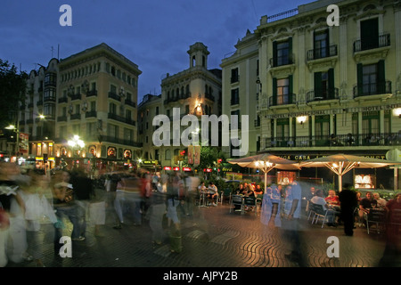 Spanien Barcelona Las Ramblas Abenddämmerung Touristen Stockfoto