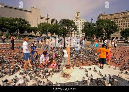 ESP Spanien Barcelona Plaza de Catalunya Touristen Tauben füttern Stockfoto