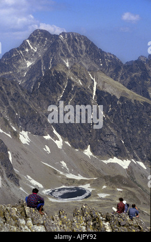 Wanderer machen Sie eine Pause in der hohen Tatra an der slowakisch-polnischen Grenze Stockfoto