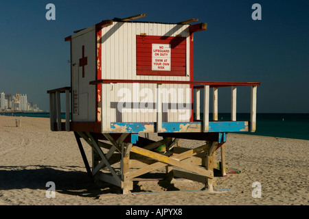 Rettungsschwimmer-Turm mit Blick entlang des Strandes Stockfoto