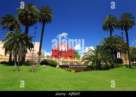 Recoleta Kulturzentrum mit Rasen und Palmen, Buenos Aires, Argentinien Stockfoto