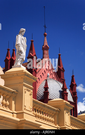 Recoleta Kulturzentrum alte Kirche und Statue, Buenos Aires, Argentinien Stockfoto