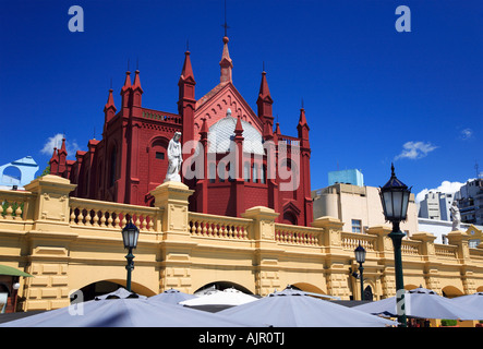 Recoleta Kulturzentrum alte Kirche, Restaurants, Sonnenschirm und Statue, Buenos Aires, Argentinien Stockfoto