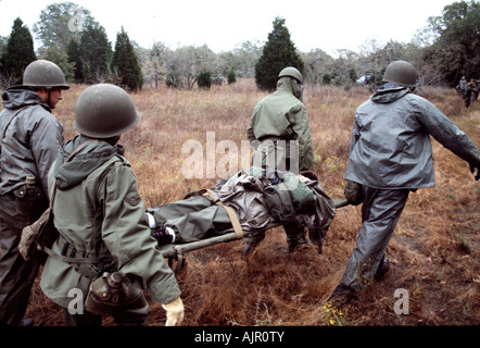 US Air Force Personal mit Kameraden auf Bahre während Übung Stockfoto