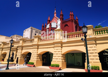 Recoleta Kulturzentrum alte Kirche, Arkaden mit Restaurants und Statue, Buenos Aires, Argentinien Stockfoto