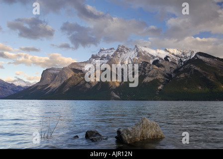 Fairholme Nordrange aus Lake Minnewanka in Banff Nationalpark Stockfoto