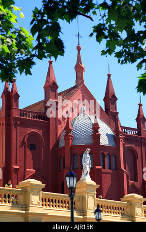 Recoleta Kulturzentrum alte Kirche und Statue, withy Baum Blätter im Vordergrund. Buenos Aires, Argentinien Stockfoto